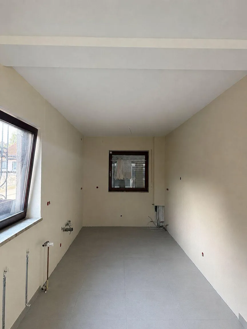 Küchenbereich mit geschlossener Decke und hellen Wandflächen