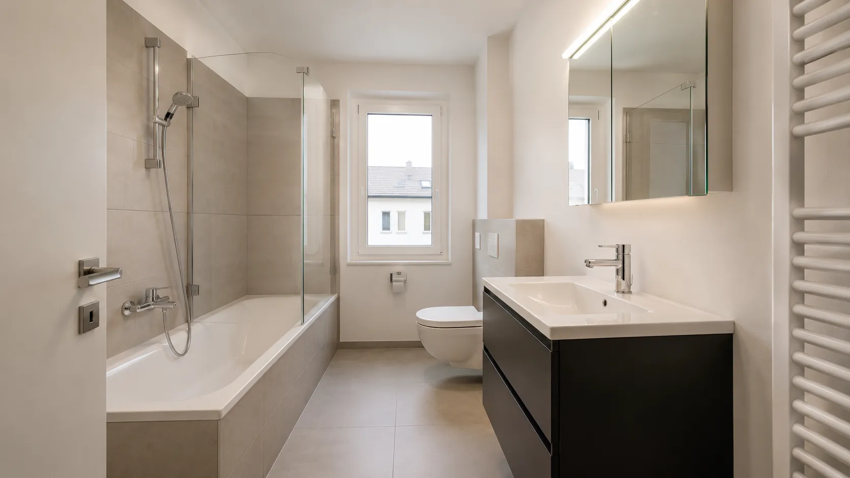 Funktional modernisiertes Badezimmer für eine Immobilie